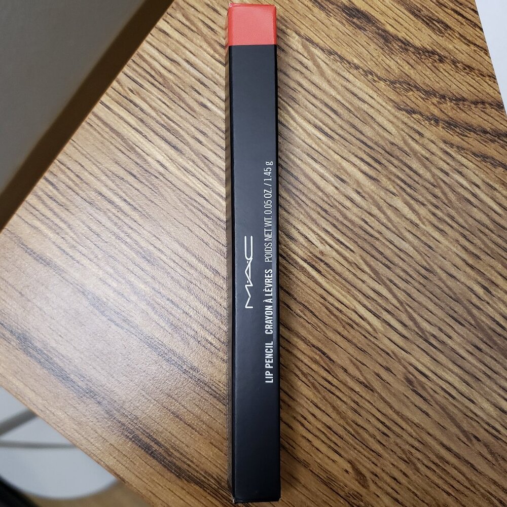 BNIB MAC Lip Pencil Centre of Attention